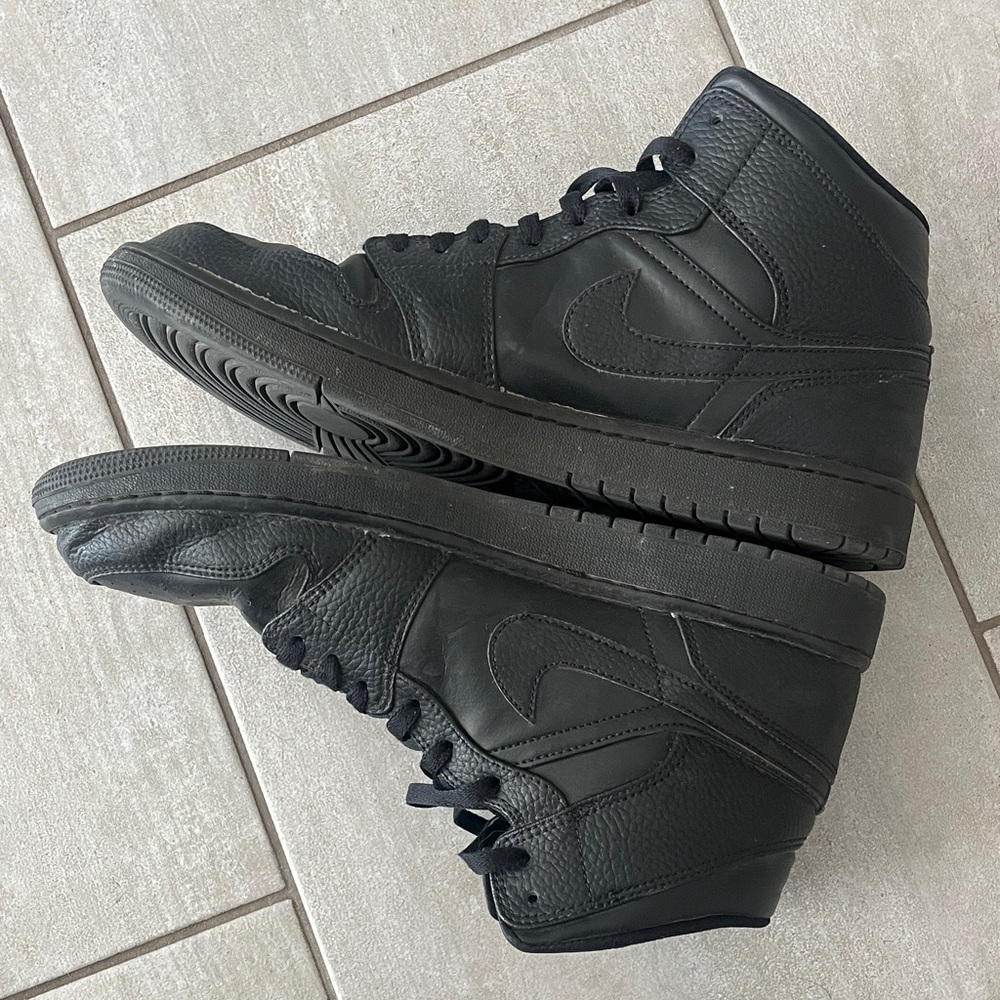 Nike Jordan 1 Mid Triple Black - Picture 7 of 10